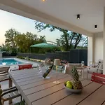 ヴィラ Hidden With Heated Pool Dobrinj