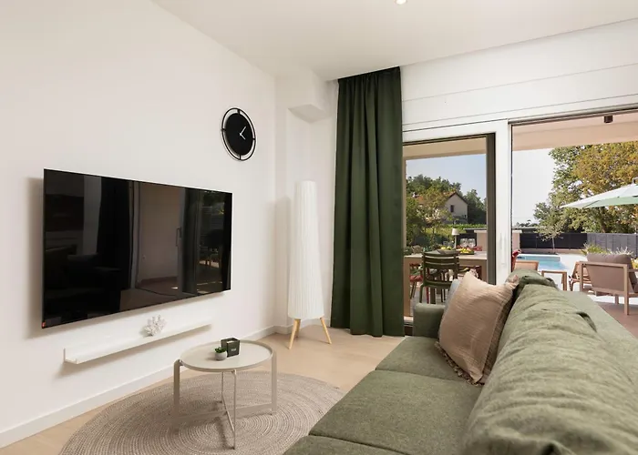 Hidden With Heated Pool Villa *