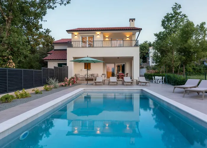 Hidden With Heated Pool Villa