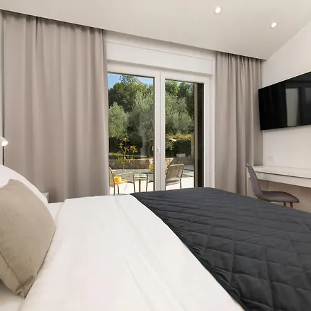 Villa Hidden With Heated Pool