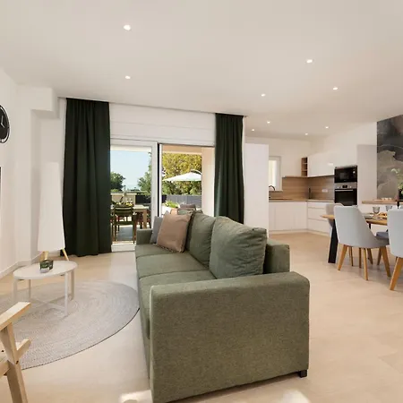 Hidden With Heated Pool Villa *