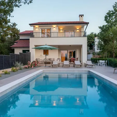 Hidden With Heated Pool Villa