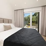 Hidden With Heated Pool Vila