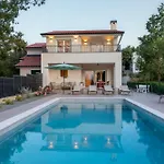 Hidden With Heated Pool Vila