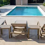 Vila Hidden With Heated Pool