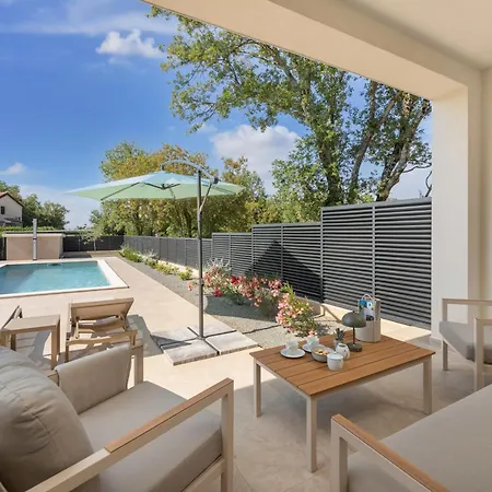 Vila Hidden With Heated Pool