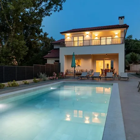 Hidden With Heated Pool Vila